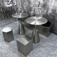 Chaise cylindrique en acier inoxydable brossé de style industriel pour la maison, idéale pour les salons de thé, les cafés, les salons de desserts ou les restaurants.