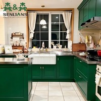 Meubles de cuisine avec évier blanc style ferme, robinet double poignée en laiton, portes Shaker vert foncé, en forme de U