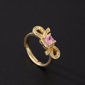 Anillo de cóctel chapado en latón para mujer con circonita cúbica rosa talla princesa, diseño de lazo, engaste pavé, banda ajustable, estilo glamuroso - Product Image 3