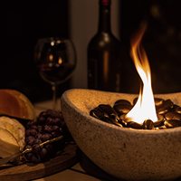 Brasero de table moderne en pierre grise, foyer bioéthanol sans conduit avec flamme réelle, garantie 2 ans pour patios extérieurs et villas