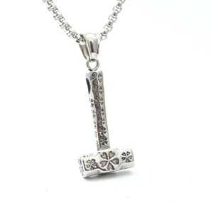 Collier avec pendentif marteau, motif de fleurs en argent tibétain, bijoux cadeau unisexe - Product Image 1