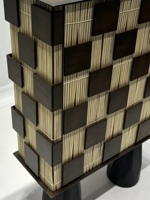 Armoire à vin au design artistique et créatif, motif à carreaux, armoire à vin stratifiée, vitrine d'entrée demi-hauteur à double porte