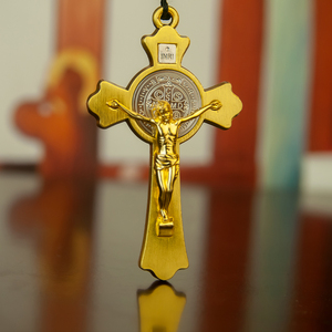 HT Vergoldeter Jesus-Kruzifix-Anhänger Katholische Kirchenkreuz-Halskette mit Rosenkranzperlen Religiöses Geschenk für Männer und Frauen - Product Image 1