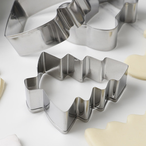 Juego de 3 Cortadores de Galletas Navideños de Acero Inoxidable, Moldes Pequeños para Pasteles con Árbol de Navidad, Calcetín y Regalo, Accesorios para Hornear en Navidad - Product Image 4