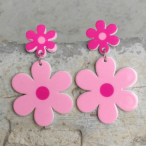 Unionen 2311 Boucles d'oreilles pendantes rétro pour femmes Fleurs acryliques colorées avec forme géométrique Hypoallergénique Tendance - Product Image 3