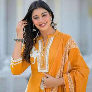 Nouveau costume en coton coloré pour femmes, léger et respirant, Kurti avec pantalon, disponible à la vente en gros - Product Image 1