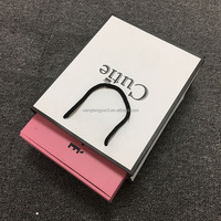 Sacs cadeaux en papier kraft recyclable avec logo personnalisé, poignée en corde de coton et papier de soie pour l'emballage de boutiques de détail
