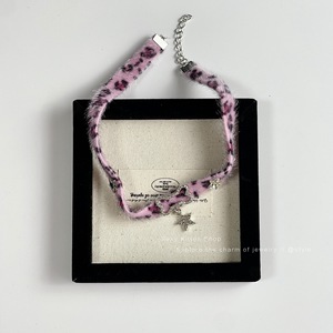 Gargantilla de estrella de cinco puntas de felpa morada, diseño de subcultura de nicho 2K, anillo de cuello corto de pelo de caballo estilo punk para mujer. - Product Image 4
