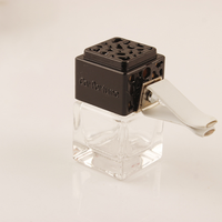 Bouteille en verre de parfum de voiture Aromathérapie Diffuseur de voiture parfumé 8ml désodorisant carré diffuseur de bouteille de parfum de voiture