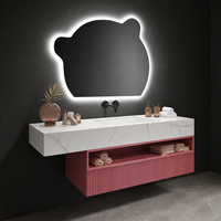 Meuble-lavabo flottant rose cannelé de luxe moderne avec lavabo, miroir LED irrégulier, armoire murale et étagère ouverte pour projets hôteliers