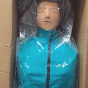 Simulador de reanimación cardiopulmonar de medio cuerpo para adultos para entrenamiento de primeros auxilios modelo básico ficticio - Product Image 6