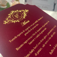 Cartes de menu de table en velours de luxe personnalisées avec estampage à chaud doré et pompon pour mariage et soirées
