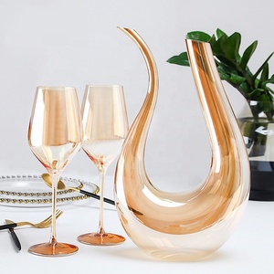 Carafe à vin en cristal soufflé à la main avec finition irisée pour aérer le vin, les spiritueux et les boissons lors de banquets de mariage - Product Image 4