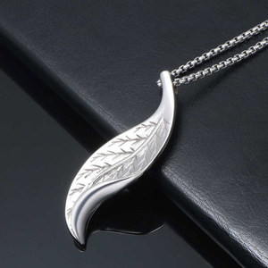 Collier avec pendentif en forme de feuille, en acier inoxydable, doré et argenté, bijoux unisexes à la mode SP686 - Product Image 3