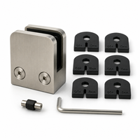 Pince de fixation pour balustrade en verre avec inserts pour systèmes de main courantes