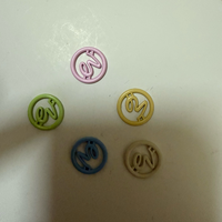 En gros, emblèmes métalliques ronds creux monogrammés, étiquettes de vêtements personnalisées avec logo circulaire, garnitures de vêtements DIY