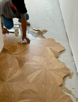 Bookmatch SPC Wandpaneele Hochwertige Holzmaserung Wellenmuster Lotusblattform Bodenbelag Mit Teppich Minimalistisches Interieur
