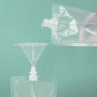 Pochette transparente personnalisée avec bec verseur et bouchon à vis, sac liquide transparent de qualité alimentaire pour l'emballage de jus, de boissons et de smoothies