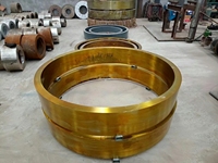 Pièces de rechange essentielles en acier manganèse haute teneur pour moulin Raymond : Rouleau de surpression, Support de pelle, Anneau de rouleau, Couteau grattoir, Engrenage