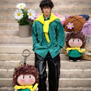 Porte-clés en crochet Wang Yibo - Style Semaine de la Mode de <span class=keywords><strong>Paris</strong></span>, Cadeau de collection amigurumi fait main, poupée en crochet de célébrité - Product Image 1