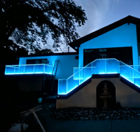 Balustrade d'escalier intérieur au design contemporain avec éclairage LED, garde-corps en verre trempé et profilé en aluminium en U
