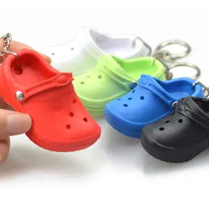 Individuelle weiche PVC-Gummi-Schlüsselanhänger Tasche Anhänger bunte Hausschuhe Clog Schuhe Eva Kunststoff Schlüsselanhänger 3D mini kleines Loch Schuhe-Schlüsselanhänger