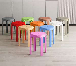 Sgabelli da pranzo impilabili in plastica colorata per la casa per mobili e pouf - Product Image 1
