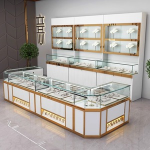 Vetrina da Banco Personalizzata in Vetro e Oro per Esposizione Elegante di Gioielli, Giada, Argento e Orologi in Negozio con Raffinato Supporto Dorato - Product Image 6