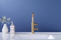 Robinet de lavabo monotrou à deux poignées en laiton brossé doré, design industriel moderne avec boutons latéraux, eau chaude/froide pour salle de bain