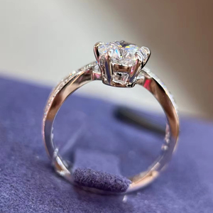 Bague en platine avec diamant VVS 1 carat |   Bague de fiançailles et de mariage en diamant de laboratoire, design couronne à vagues croisées - Product Image 1