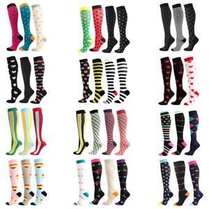 Chaussettes de compression sportives personnalisées avec logo, multicolores, design sur mesure, pour hommes et femmes, chaussettes longues pour la course en plein air - Product Image 3