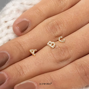 Pendientes con Iniciales en Circonitas Cúbicas |   Pendientes de Letras del Alfabeto con Circonitas, de Acero Inoxidable Chapado en Oro PVD de 18K |   Impermeable e Hipoalergénico - Product Image 4