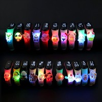 Barato al por mayor venta caliente barato niños impermeable deporte digital LED relojes con luz intermitente personalizado muñeca
