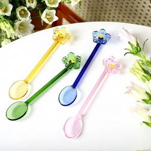 Cuillère à mélanger en verre borosilicate haut de gamme avec tête de fleur 3D colorée, mignonne, à long manche, pour cocktails, desserts, lait et café, idéale pour les fêtes - Product Image 3