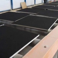 Plaques de plafond suspendu en fibre minérale ignifuge acoustique de couleur noir mat moderne PuloMax pour cinéma, restaurant, hall, théâtre