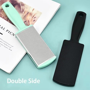 Râpe double face pour éliminer les callosités des pieds, efficace avec un design à pointes sur le devant et un motif de ponçage fin à l'arrière, en plastique - Product Image 4