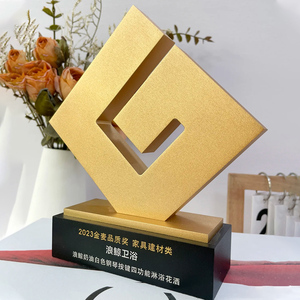 Trophée personnalisé fabrique une <span class=keywords><strong>coupe</strong></span> <span class=keywords><strong>de</strong></span> trophée <span class=keywords><strong>de</strong></span> récompense avec plaque vide <span class=keywords><strong>de</strong></span> cadeau d'affaires <span class=keywords><strong>de</strong></span> base en bois - Product Image 1
