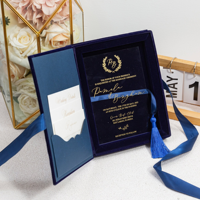 Ensemble d'invitations de mariage en velours bleu marine avec cartes en acrylique dorées, monogramme personnalisé, pompon, suite d'invitations de mariage de luxe