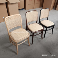 Chaise de banquet de loisirs en rotin de bois de hêtre antique pour la décoration de location d'événements de mariage, de fête et de maison avec dossier en maille