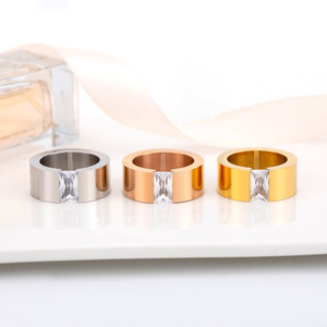 แหวนเพชรทรงเรขาคณิตสำหรับผู้ชาย ทรงเจ้าหญิง ชุบทอง ไทเทเนียมสตีล เครื่องประดับสำหรับงานเลี้ยง XYR0036 - Product Image 3