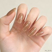 Ongles press-on élégants couleur nude brun avec feuille d'or, forme amande moyenne, couvrance totale, réutilisables