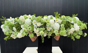 Composizione Floreale per Matrimonio con Ortensie in Seta, Sfere di Fiori Verdi e Bianchi per Decorazione Corridoio - Product Image 3