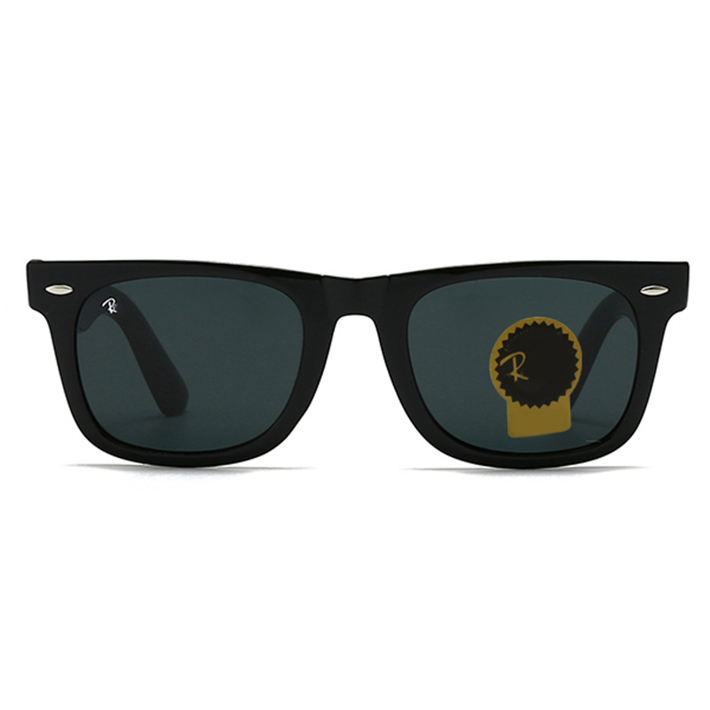 Monture noire, verres gris noir