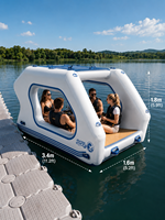 Plateforme flottante gonflable en forme de catamaran avec bar et parc aquatique pour les vacances en famille à la plage