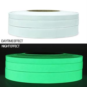Cinta Fotoluminiscente Verde que Brilla en la Oscuridad, Cinta <span class=keywords><strong>de</strong></span> Seguridad Autoadhesiva para Marcado <span class=keywords><strong>de</strong></span> Salidas <span class=keywords><strong>de</strong></span> Emergencia, Caminos <span class=keywords><strong>de</strong></span> Evacuación y Escaleras - Product Image 1