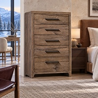 Commode haute à cinq tiroirs en chêne vieilli avec poignées barre noires mates et grain naturel pour villas privées et entrepreneurs commerciaux