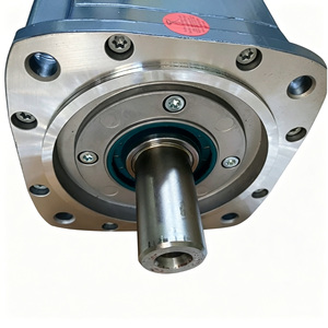Motor de CA Simotics S 1FK7084-3BF71-1RG1 para alto par con piezas de repuesto para el eje de alimentación de la máquina - Product Image 1