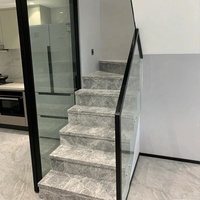 Escalier compact en marbre gris foncé avec veines blanches, escalier droit avec rampe en verre pour petite maison, appartement et villa