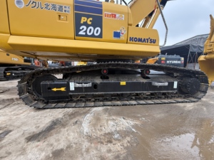 รถขุดไฮดรอลิกมือสอง Komatsu PC200 คุณภาพดี ทนทาน เหมาะสำหรับงานขุดดินและงานเหมืองหิน - Product Image 4