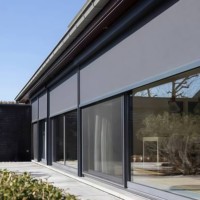 Stores à enroulement motorisés coupe-vent et imperméables pour terrasse, balcon, pergola, protection UV, taille sur mesure